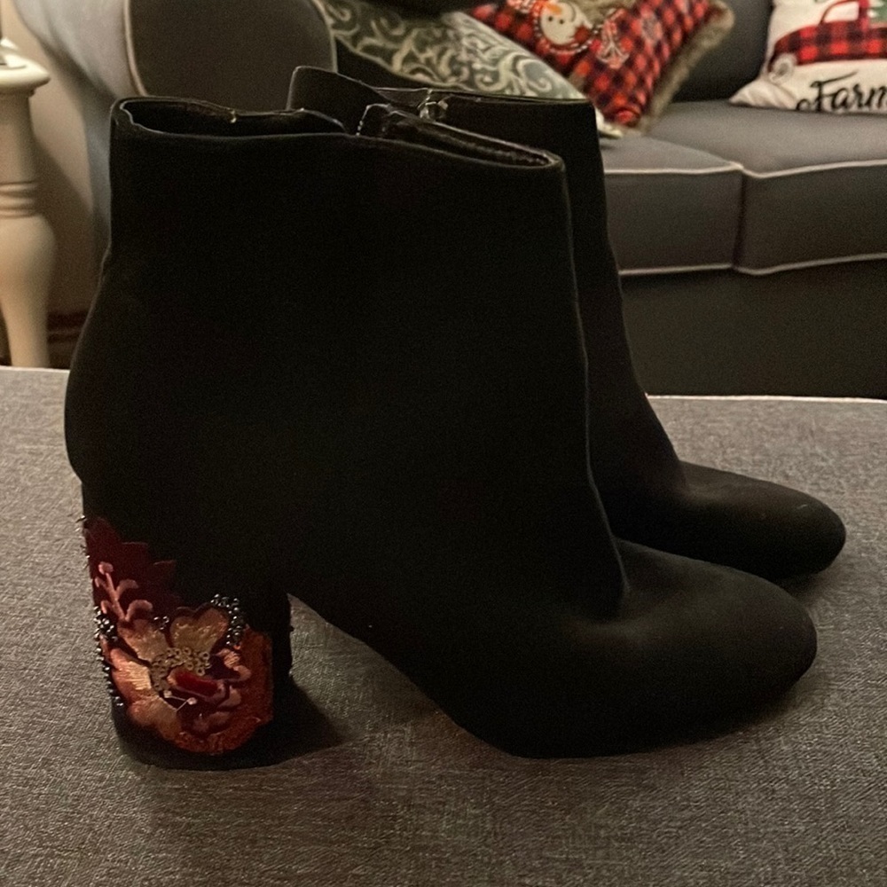 Express sz 9 black suede floral embroidered and beaded heels ankle boots